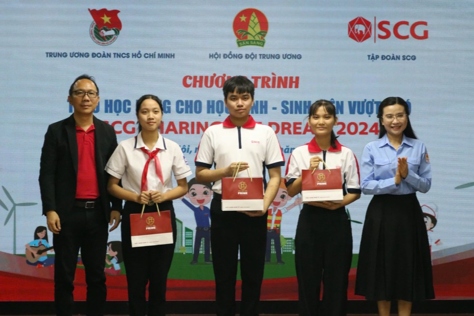 Trần Thị Mai Huê (thứ hai từ phải sang) được 