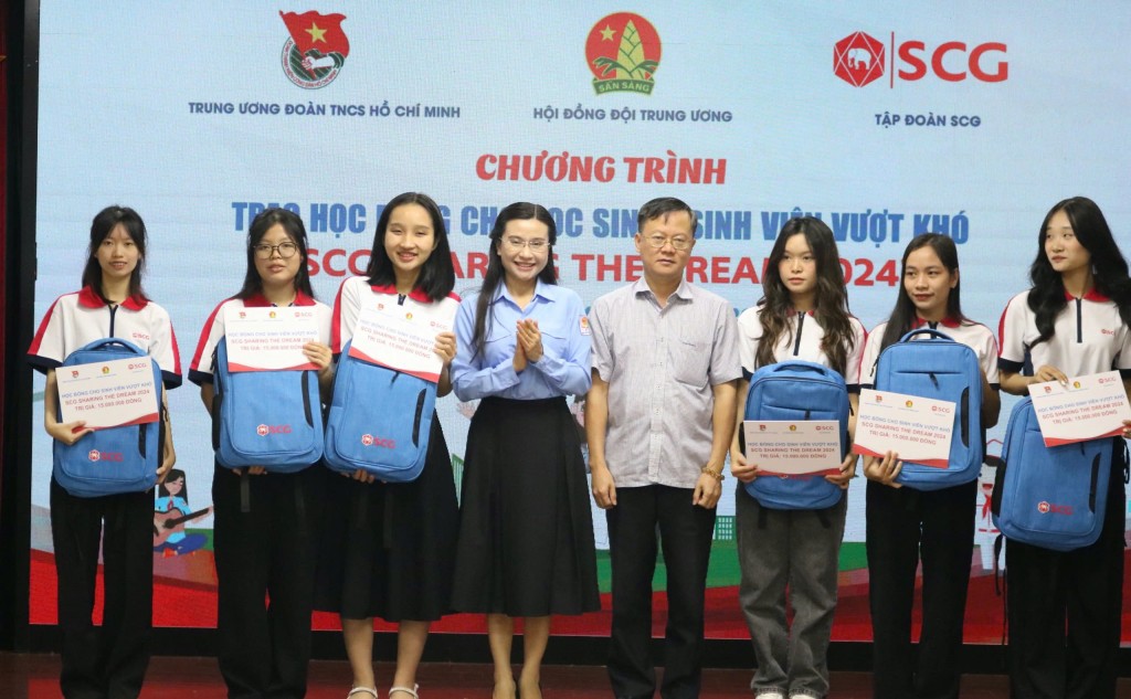 Các vị đại biểu trao học bổng đến sinh viên có hoàn cảnh khó khăn 
