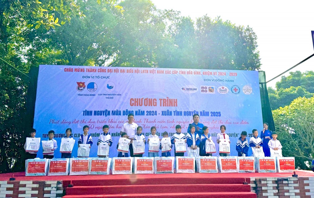 Đoàn công tác trao quà tới các em học sinh