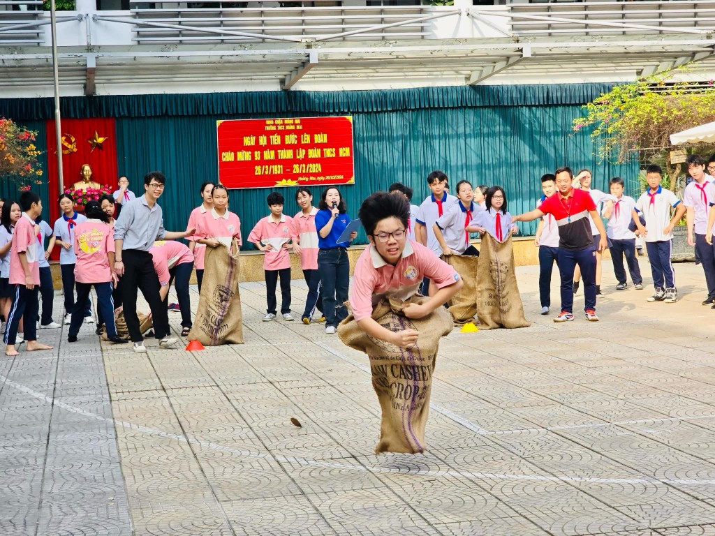 Học sinh tham gia nhiều hoạt động vui chơi, giải trí ngoài giờ học