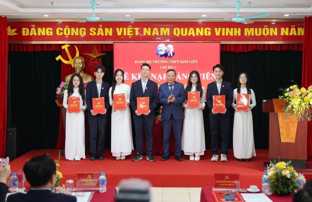 : Phó Bí thư Thành ủy Hà Nội Nguyễn Văn Phong trao quyết định kết nạp Đảng cho học sinh trường THPT Kim Liên (Ảnh: Thanh Tùng)