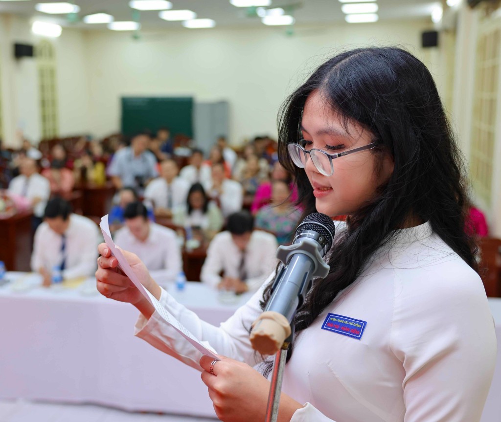 Ket nap dang cho học sinh 5: Đảng viên trẻ, học sinh Trần Linh Đan, trường THPT Trần Phú - Hoàn Kiếm tuyên thệ (Ảnh: Thanh Tùng)