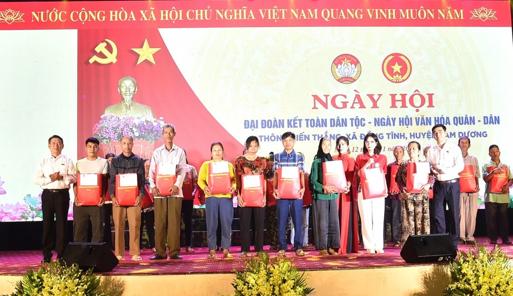 Phó Thủ tướng Hồ Đức Phớc cùng Bí thư Tỉnh ủy Vĩnh Phúc Dương Văn An tặng quà các gia đình chính sách. Ảnh VGP/Trần Mạnh