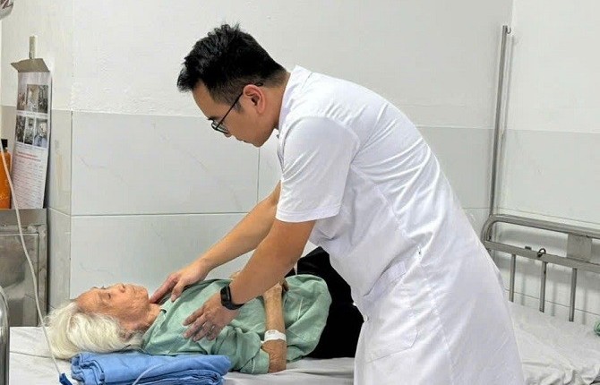 Phẫu thuật cho cụ bà 81 tuổi bị bướu giáp kéo dài 30 năm