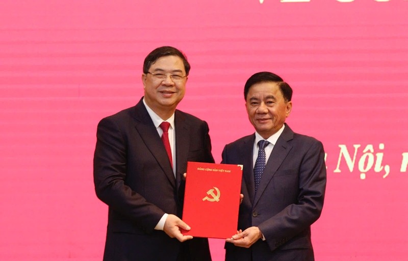 Đồng chí Trần Cẩm Tú, Ủy viên Bộ Chính trị, Thường trực Ban Bí thư, Chủ nhiệm Ủy ban Kiểm tra Trung ương trao Quyết định và tặng hoa chúc mừng đồng chí Phạm Gia Túc. 
