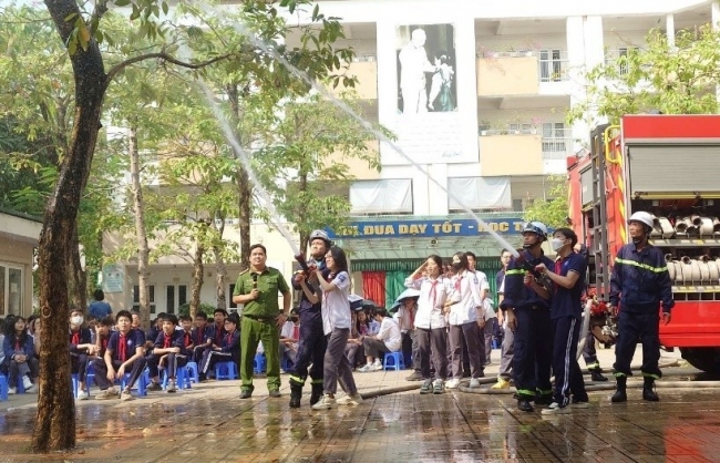 Học sinh thực hành trải nghiệm phòng cháy, chữa cháy