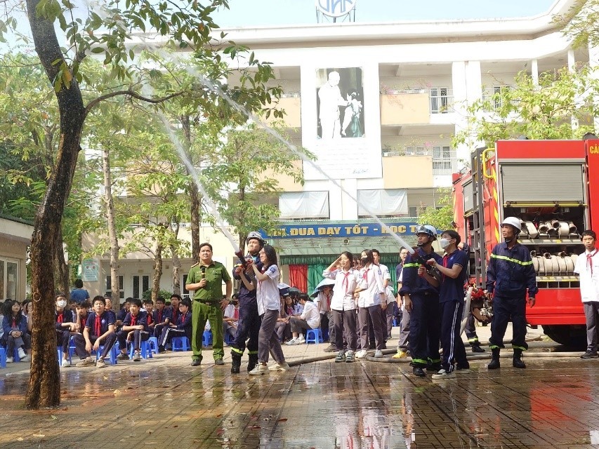 Học sinh thực hành trải nghiệm phòng cháy, chữa cháy