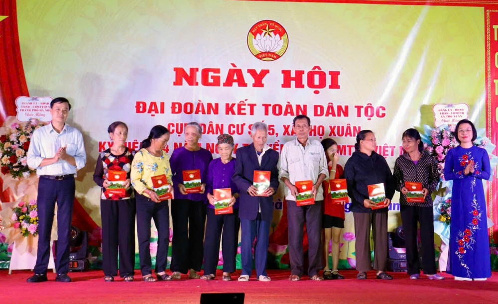 Người dân Đan Phượng khoe đặc sản địa phương trong ngày hội đại đoàn kết