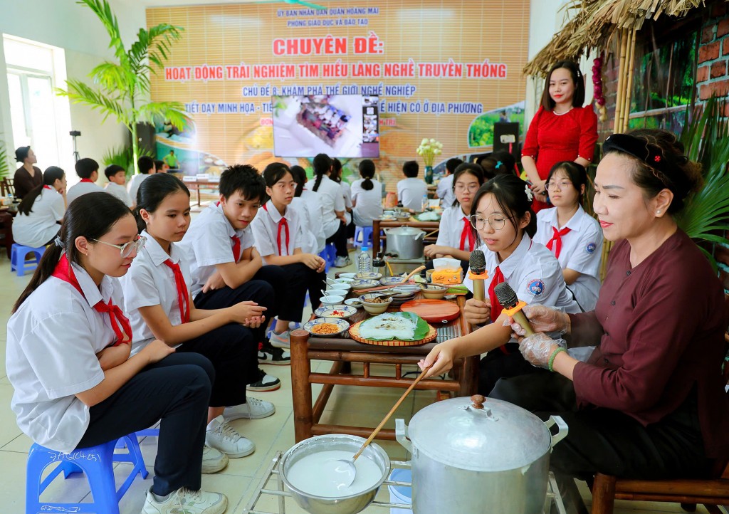 Học sinh trường Tiểu học Thanh trì trải nghiệm tìm hiểu làng nghề truyền thống