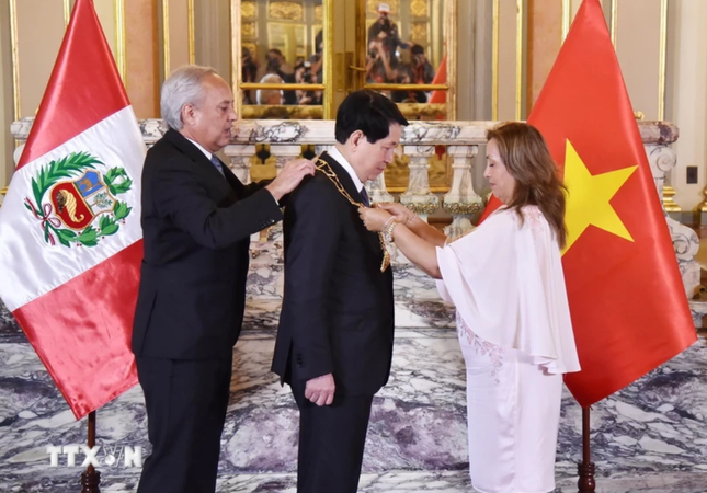 Lễ trao Hu&acirc;n chương &lsquo;Mặt trời Peru&rsquo; cấp Đại Thập tự tặng Chủ tịch nước Lương Cường ảnh 1