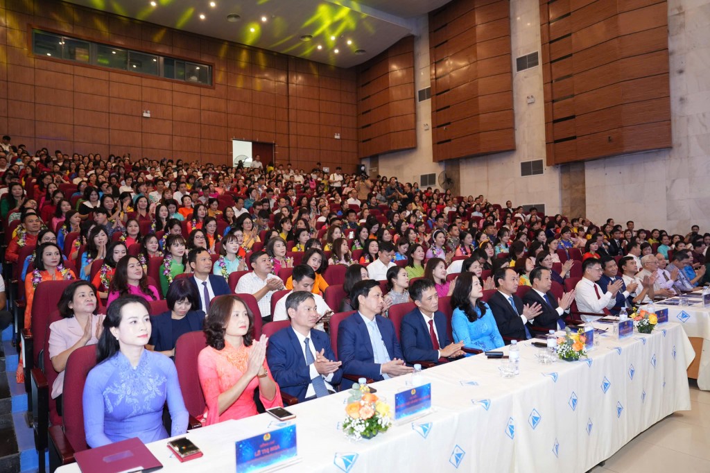 Nhấn vào ảnh để phóng to Các đại biểu tham dự chương trình