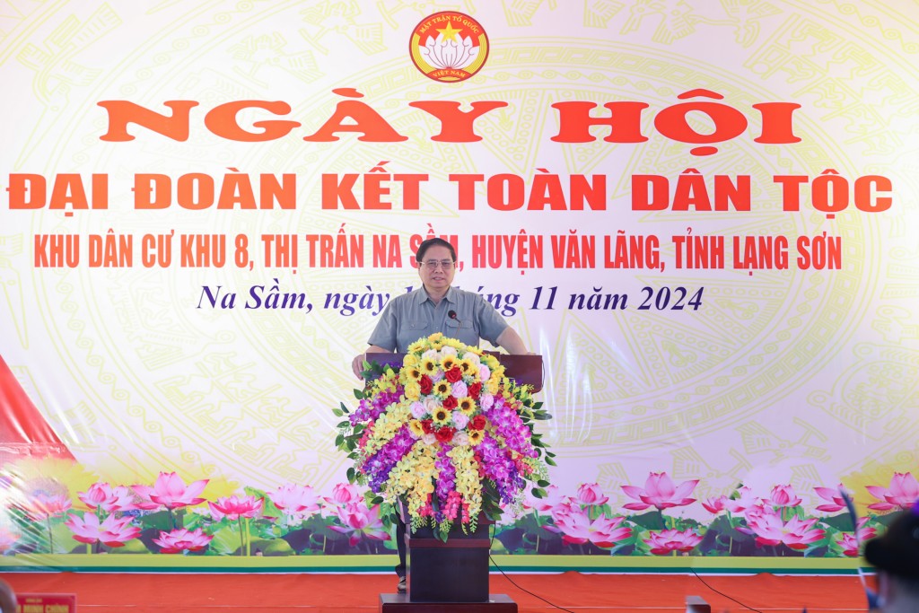 Thủ tướng mong muốn và tin tưởng, các cấp ủy đảng, chính quyền và toàn thể bà con tiếp tục thực hiện tốt các chủ trương, đường lối của Đảng, chính sách, pháp luật của Nhà nước, phát huy truyền thống cách mạng, bản sắc văn hóa dân tộc... quyết tâm phấn đấu xây dựng quê hương ngày càng phát triển, giàu đẹp và văn minh - Ảnh: VGP/Nhật Bắc