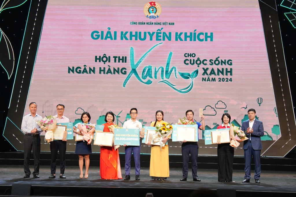 Đại diện các đội thi nhận giải Khuyến khích