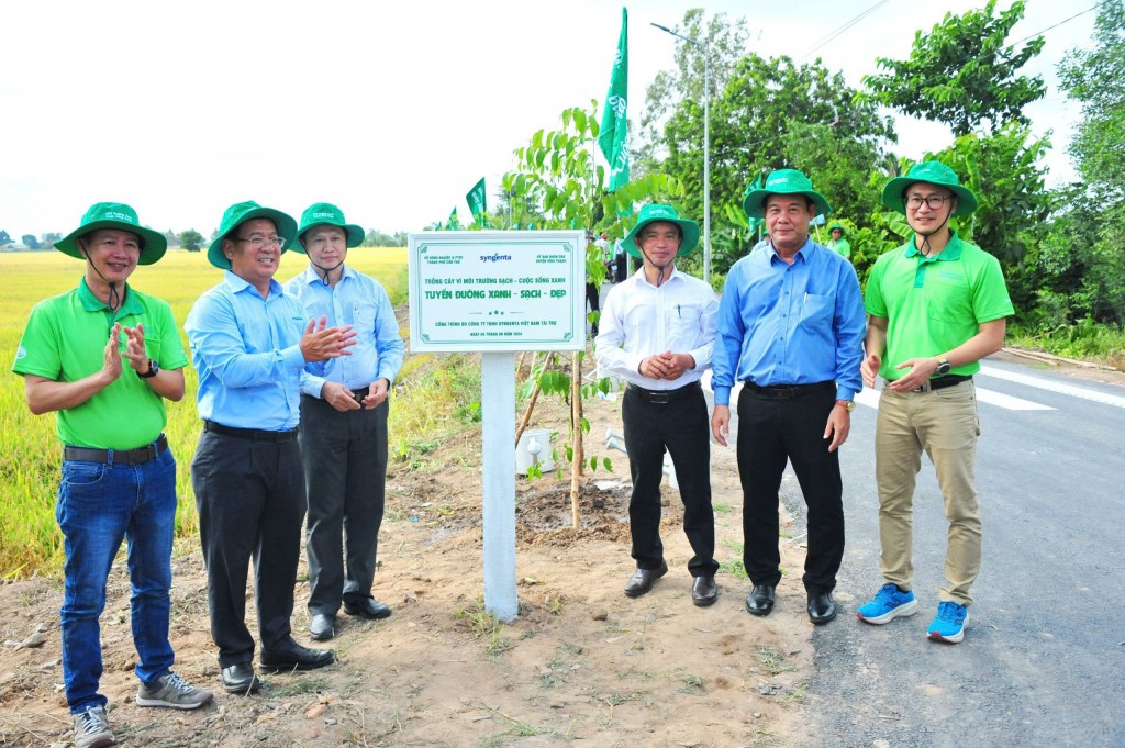 Hình 2 - “Môi trường sạch, Cuộc sống xanh” - một trong những sáng kiến CSR nổi bật của Syngenta, đã triển khai được 10 năm