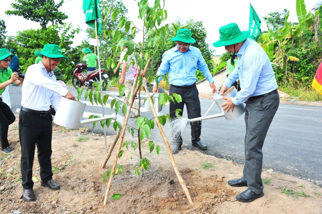 Hình 4 - Chương trình “Môi trường sạch, Cuộc sống xanh” đã trồng khoảng 5.000 cây xanh tại ĐBSCL