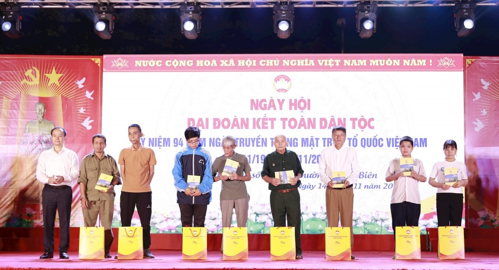 Bí thư Quận ủy, Chủ tịch HĐND quận Long Biên Đường Hoài Nam tặng quà các hộ có hoàn cảnh khó khăn trên địa bàn