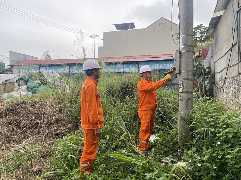 Công nhân Điện lực thực hiện kiểm tra công tơ