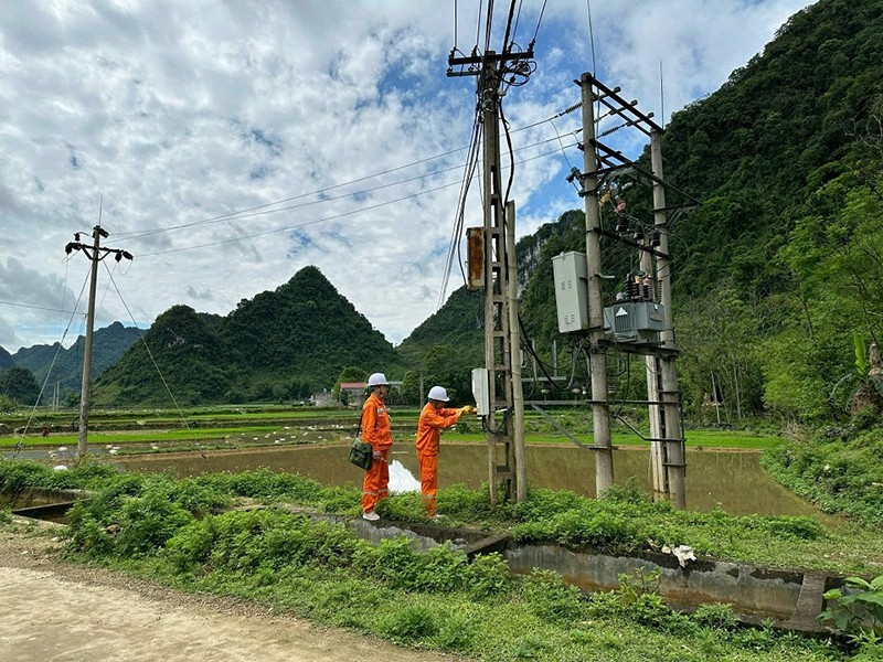 Công nhân Điện lực Cao Bằng thay công tơ cơ khí sang điện tử