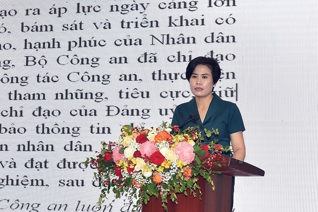 Đại tá Nguyễn Thị Phương, Phó Chánh văn phòng Bộ Công an, trình bày tham luận tại Hội nghị - Ảnh: VGP/Hải Minh