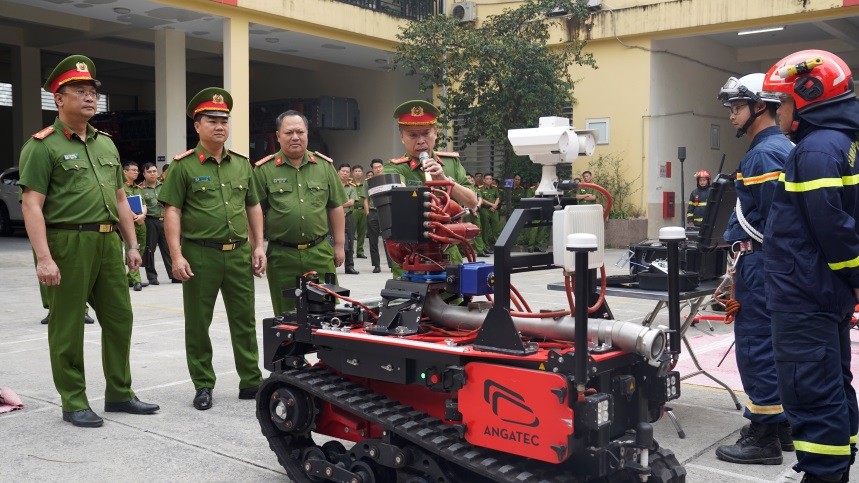 Robot chữa cháy được huy động triển khai chữa cháy, CNCH ở những địa hình, môi trường có khả năng gây nguy hại đến tính mạng, sức khoẻ cho chiến sỹ Cảnh sát PCCC&CNCH.