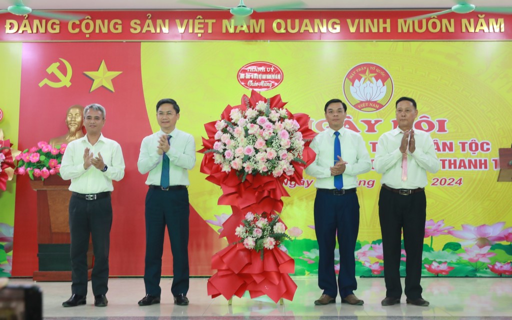 Phó Chủ tịch UBND TP Hà Nội Hà Minh Hải và đại diện Ủy ban MTTQ  TP Hà Nội tặng lẵng hoa chúc mừng Ngày hội Đại đoàn kết tại Thôn 1, xã Vạn Phúc.