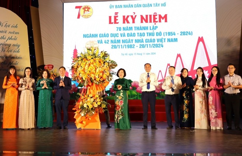 Vinh danh nhà giáo tiêu biểu quận Tây Hồ