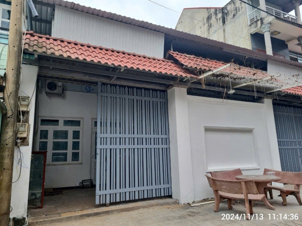 Căn nhà tại địa chỉ số 17-19 đường 225B phường Tân Phú, TP Thủ Đức không có biển hiệu và không có bảng tên địa chỉ nhà, bên trong căn nhà bố trí 01 dãy phòng làm khu nhà trọ lưu trú cho người bệnh ung thư (ảnh SYT cung cấp)
