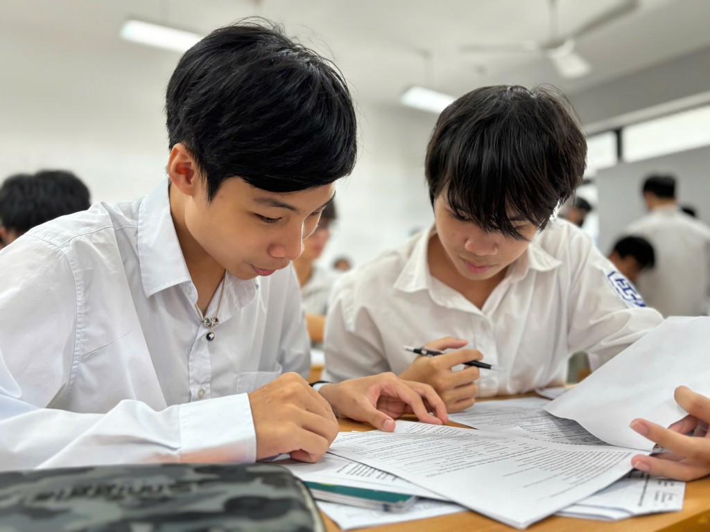 Nhấn vào ảnh để phóng to Bách (bên trái) cùng bạn say sưa học tập trên lớp