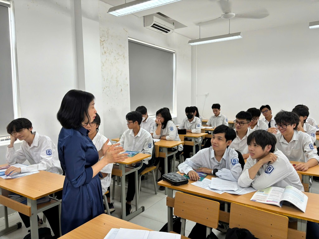 Nhấn vào ảnh để phóng to Không khí tập trung tại lớp học của Bách