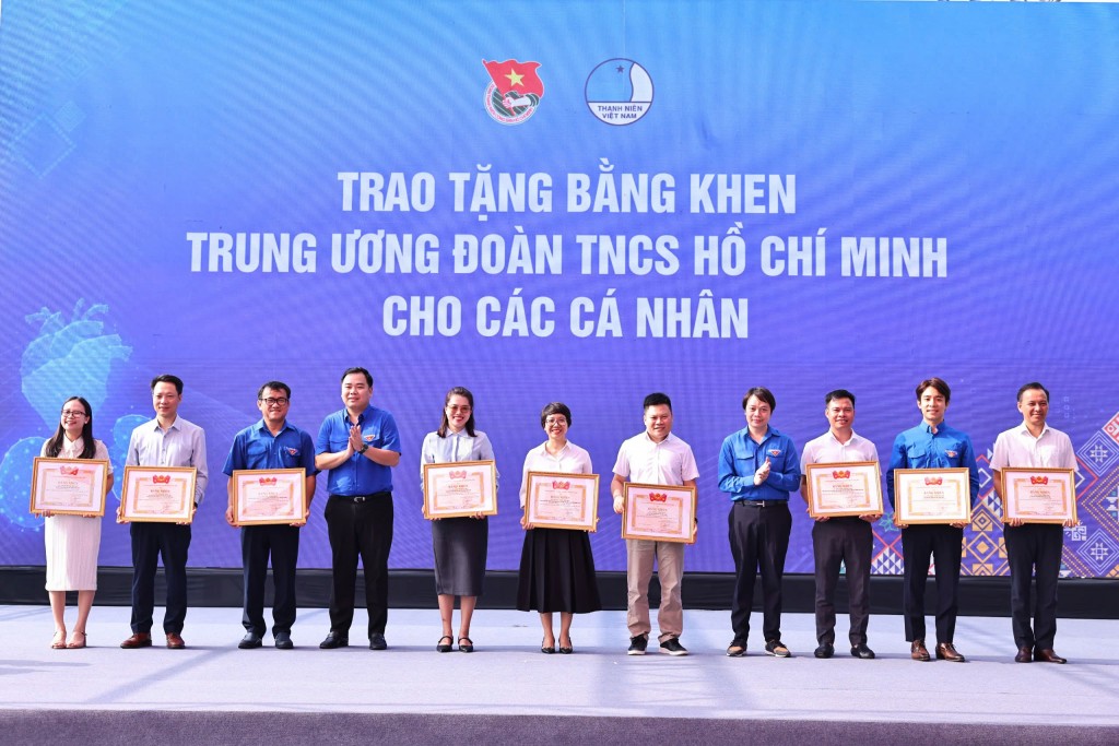 Các cá nhân xuất sắc được khen thưởng