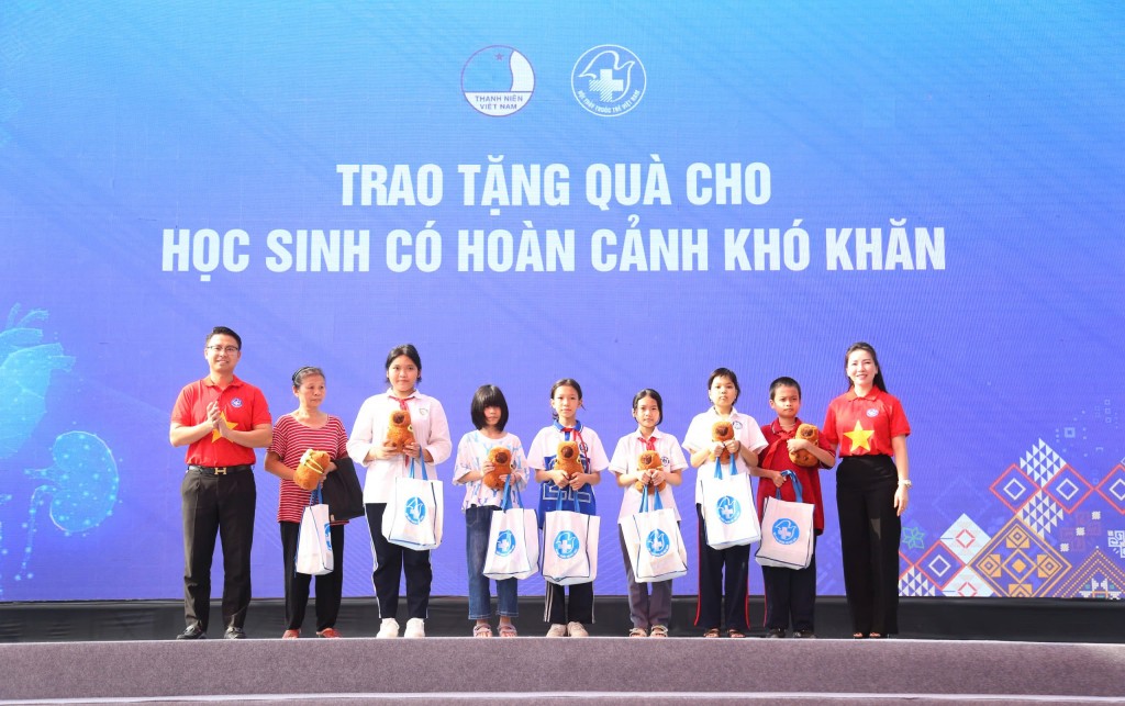 Đại diện lãnh đạo quận Tây Hồ trao quà tới các em học sinh