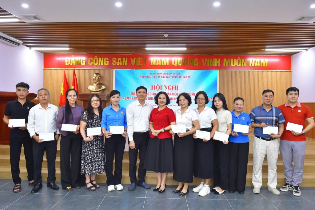 Ông Nguyễn Như Tùng - Phó Trưởng phòng GD&ĐT quận Ba Đình cùng đại diện Hội Chữ thập đỏ trao quà cho công đoàn viên có hoàn cảnh khó khăn do ảnh hưởng bão số 3.