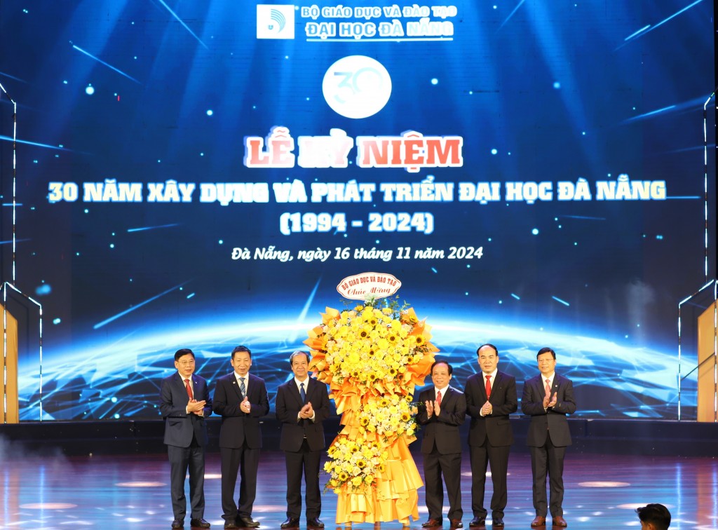 Bộ trưởng Giáo dục và Đào tạo Nguyễn Kim Sơn tặng hoa chúc mừng Đại học Đà Nẵng 