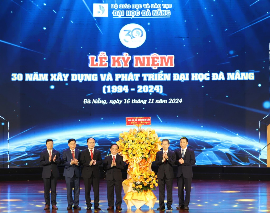 Bí thư Thành ủy Đà Nẵng tặng hoa chúc mừng Đại học Đà Nẵng 