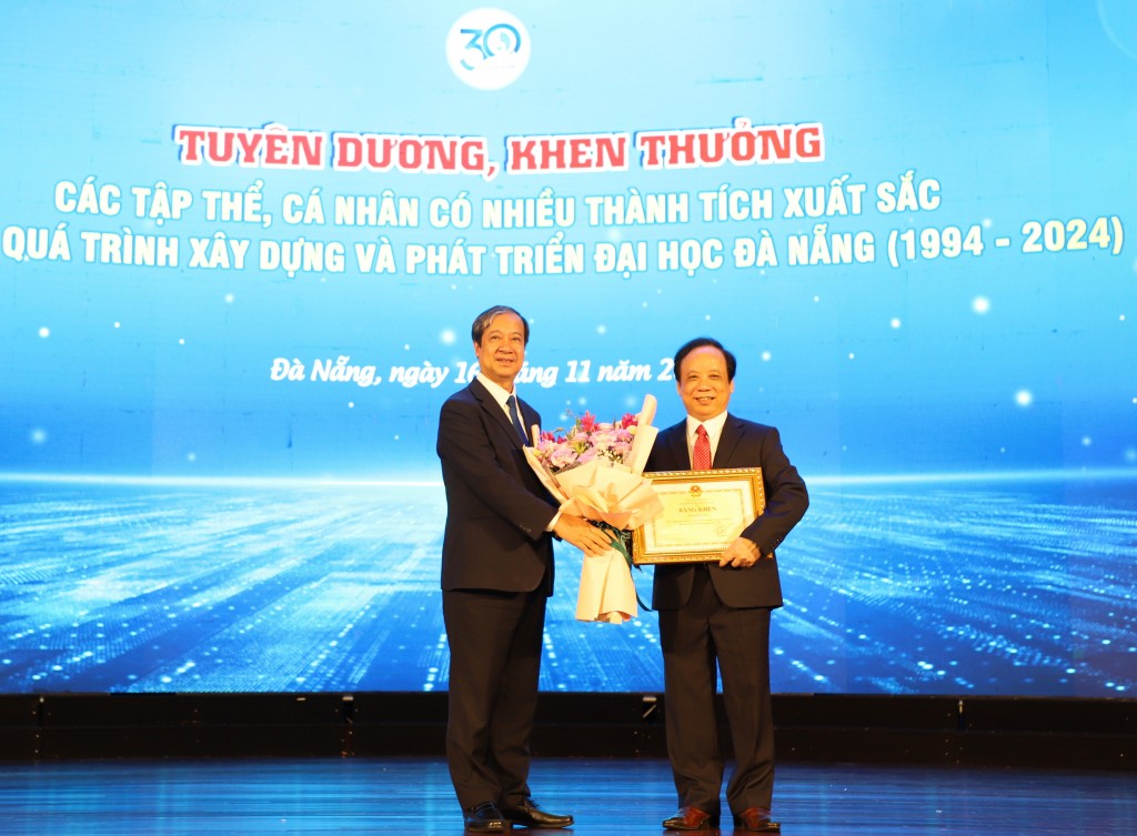 Bộ trưởng Giáo dục và Đào tạo Nguyễn Kim Sơn trao Bằng khen cho Đại học Đà Nẵng 