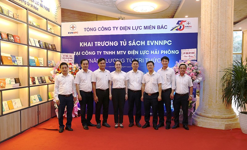 Khai trương tủ sách EVNNPC 