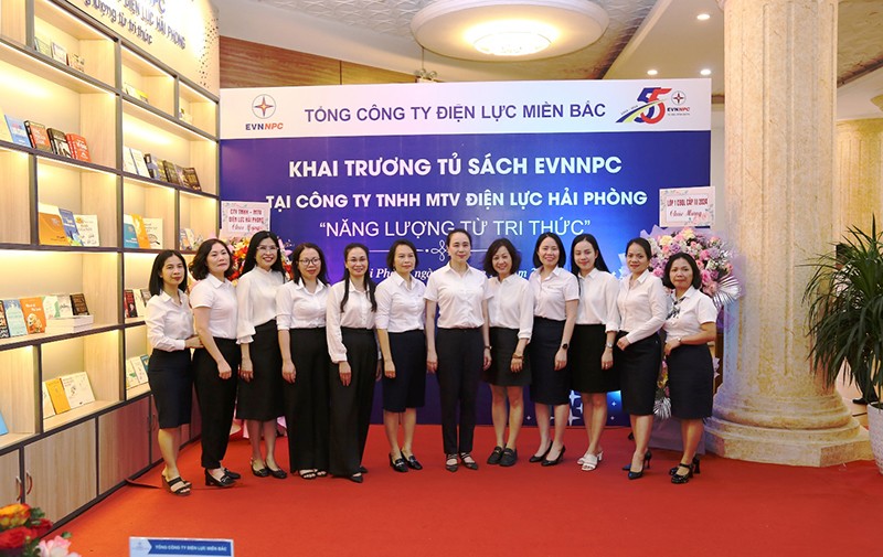 Khai trương tủ sách EVNNPC 