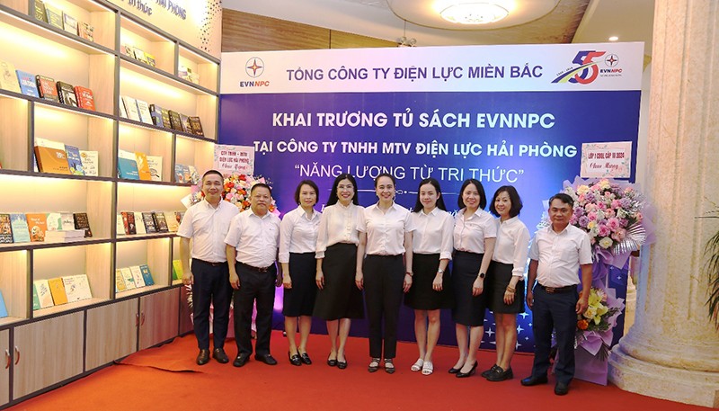 Các đại biểu chụp hình lưu niệm tại không gian sách mới khai trương