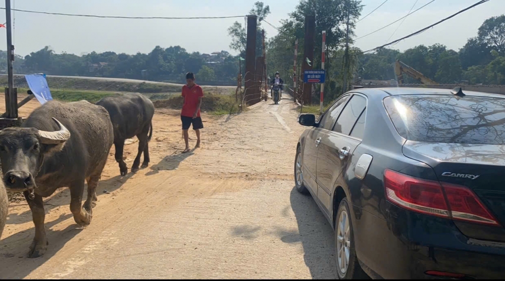 Du khách không thể di chuyển bằng ô tô qua cầu Cam Lâm