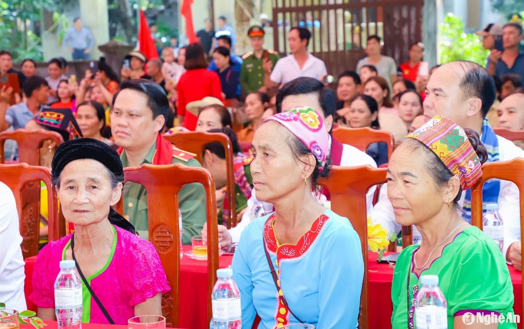 Đông đảo nhân dân bản Cao Vều 1 đến dự Ngày hội Đại đoàn kết toàn dân tộc