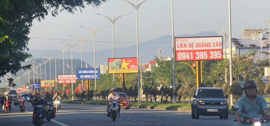 Lắp đặt bảng quảng cáo trên Tỉnh lộ 607 để 