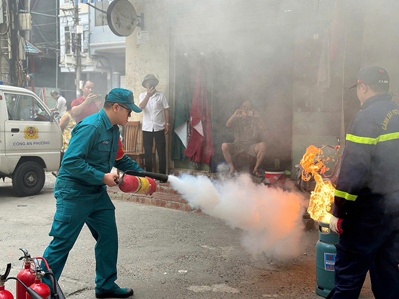 Nhanh chóng cứu 3 người mắc kẹt, dập tắt vụ cháy giả định