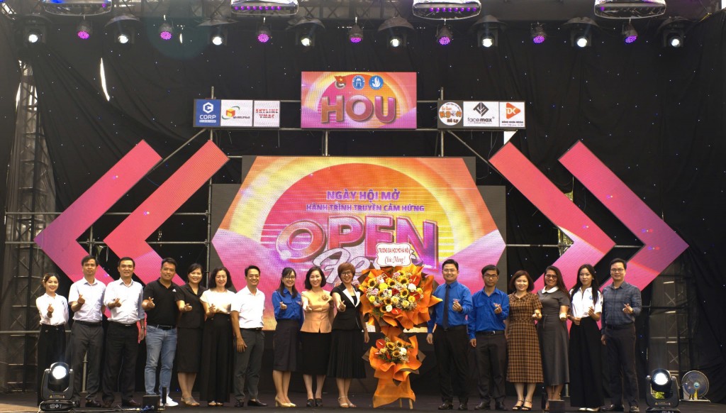Đại diện Đảng ủy, Ban Giám hiệu, Hội đồng trường, Lãnh đạo các phòng, khoa, viện, Trung tâm, các thầy cô giáo tặng hoa cho Đại diện Đoàn Thanh niên – Hội Sinh viên Trường Đại diện Đảng ủy, Ban Giám hiệu, Hội đồng trường, Lãnh đạo các phòng, khoa, viện, Trung tâm, các thầy cô giáo tặng hoa cho Đại diện Đoàn Thanh niên – Hội Sinh viên Trường