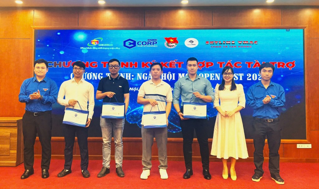 Đoàn trường Đại học Mở Hà Nội tri ân các đơn vị tài trợ Ngày hội Mở - Open Fest 2024