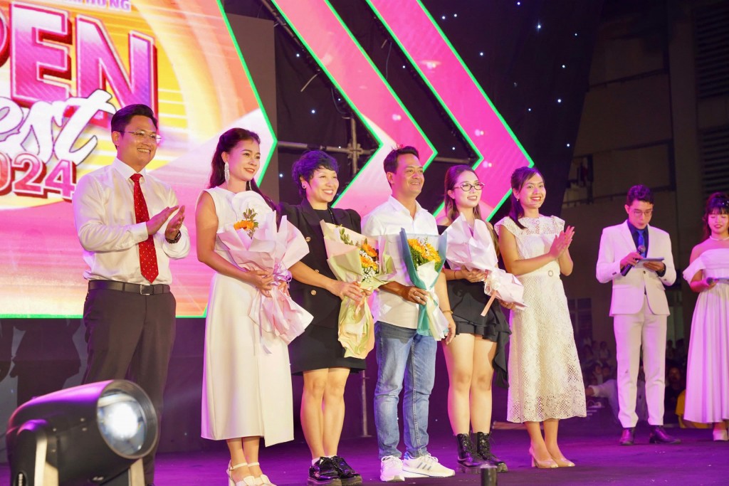 ThS. Thiều Cẩm Sơn - Bí thư Đoàn Trường, Chủ tịch Hội Sinh viên - Trưởng BTC và ThS. Nguyễn Thùy Linh - Phó Bí thư Đoàn Trường, Phó trưởng BTC tặng hoa BGK ThS. Thiều Cẩm Sơn - Bí thư Đoàn Trường, Chủ tịch Hội Sinh viên - Trưởng BTC và ThS. Nguyễn Thùy Linh - Phó Bí thư Đoàn Trường, Phó trưởng BTC tặng hoa BGK