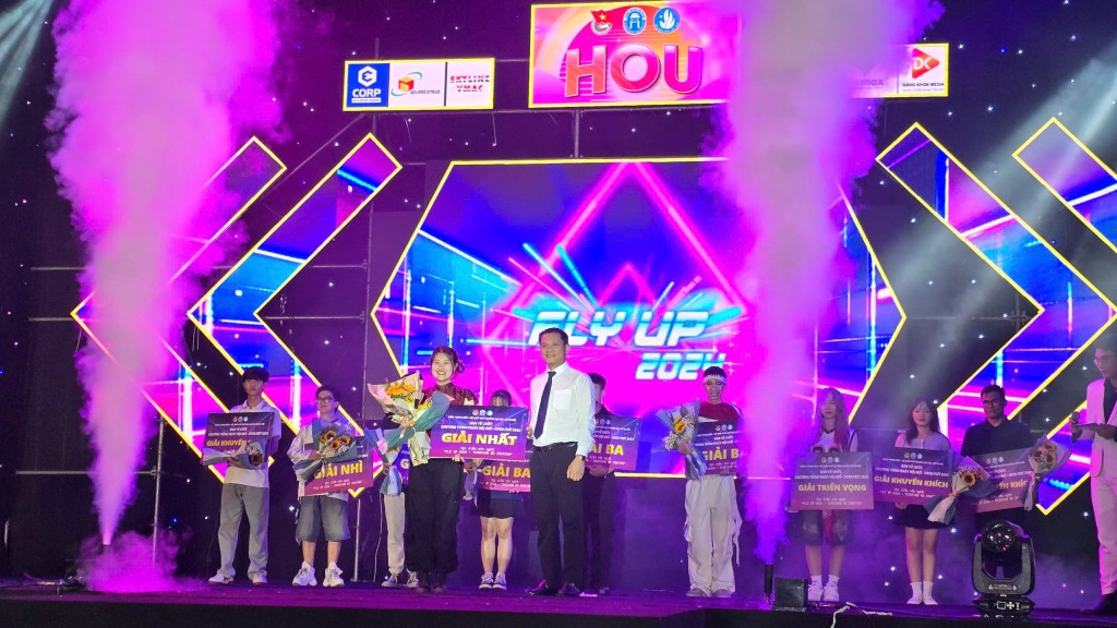 TS. Bùi Thanh Sơn - Phó Hiệu trưởng Nhà trường trao giải Nhất Fly Up 2024 cho đại diện LCĐ-LCH Khoa Tiếng Anh TS. Bùi Thanh Sơn - Phó Hiệu trưởng Nhà trường trao giải Nhất Fly Up 2024 cho đại diện LCĐ-LCH Khoa Tiếng Anh