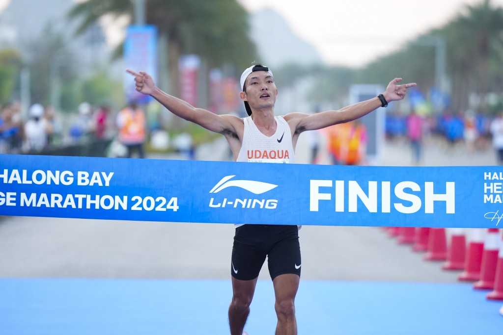 VĐV Hoàng Nguyên Thanh vô địch nam Giải chạy Marathon Quốc Tế Di sản Hạ Long 2024.