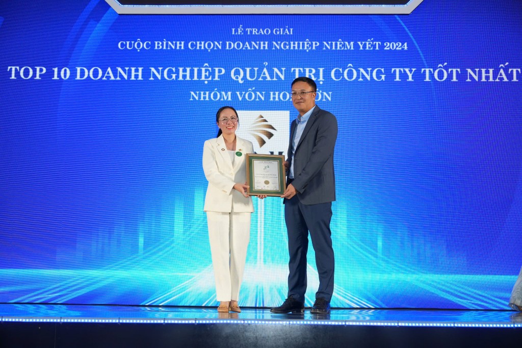 Bà Trần Phương Ngọc Thảo - Phó Chủ tịch HĐQT PNJ đại diện nhận giải thưởng Top 10 Doanh nghiệp Quản trị công ty tốt nhất 2024, Nhóm vốn hóa lớn (Ảnh Thùy Vinh)