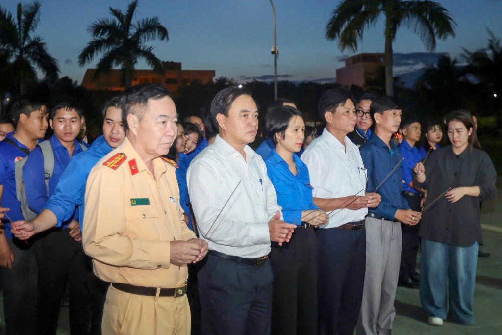 Đại biểu và đoàn viên, thanh niên Đà Nẵng tham gia lễ tưởng niệm các nạn nhân tử vong do tai nạn giao thông