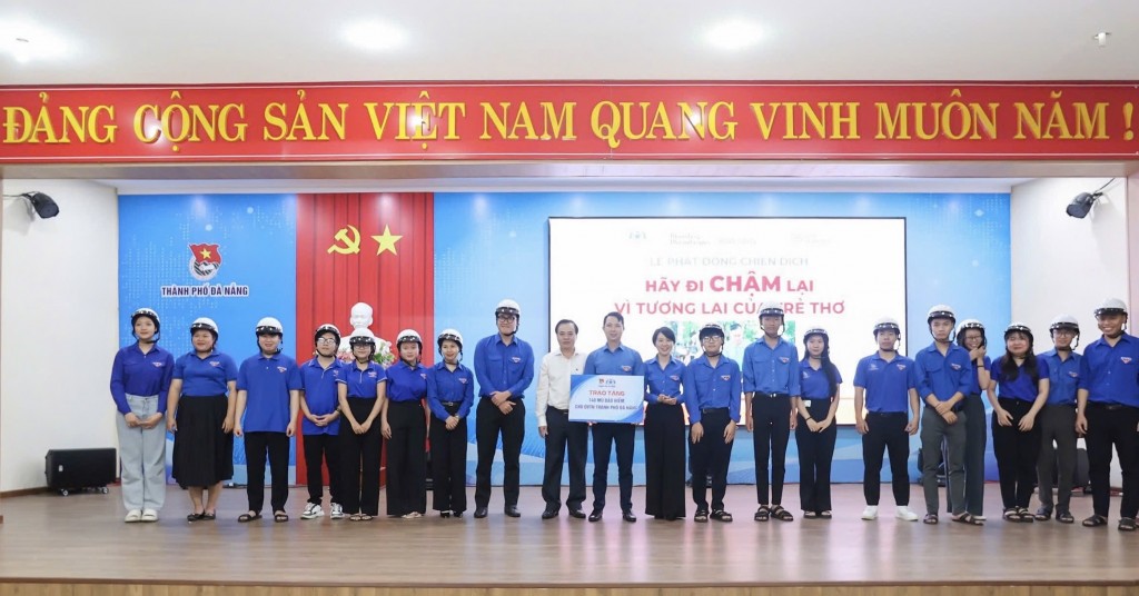 Thành đoàn Đà Nẵng phối hợp với Ban ATGT thành phố trao tặng mũ bảo hiểm cho học sinh THPT